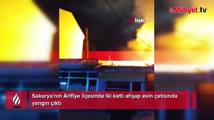 Sakarya’da 2 katlı ahşap evde yangın: Alevler geceyi aydınlattı