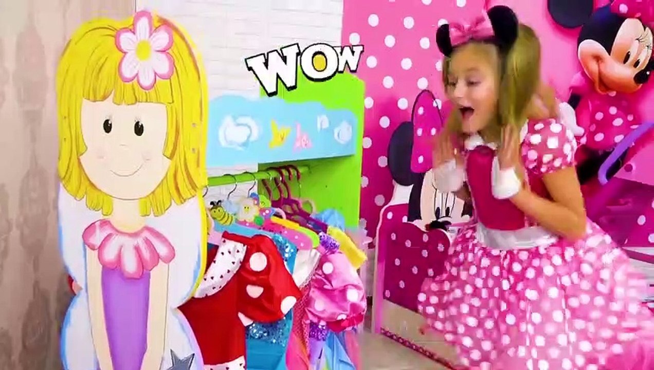 Sasha plays in Minnie Style Room and Max settled with her