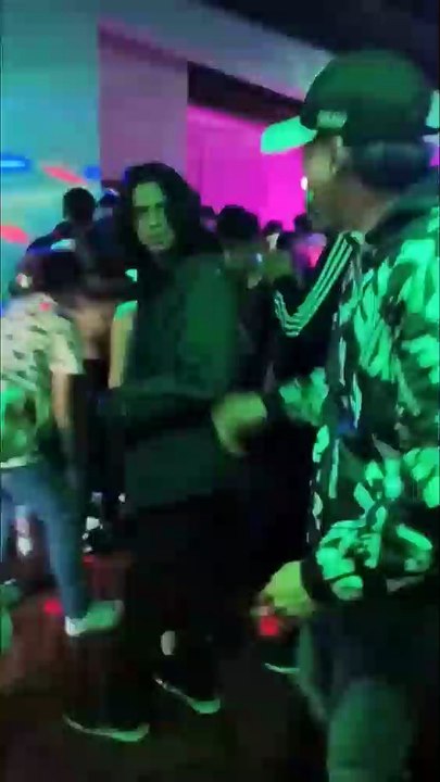 Joven invita a bailar a una muchacha