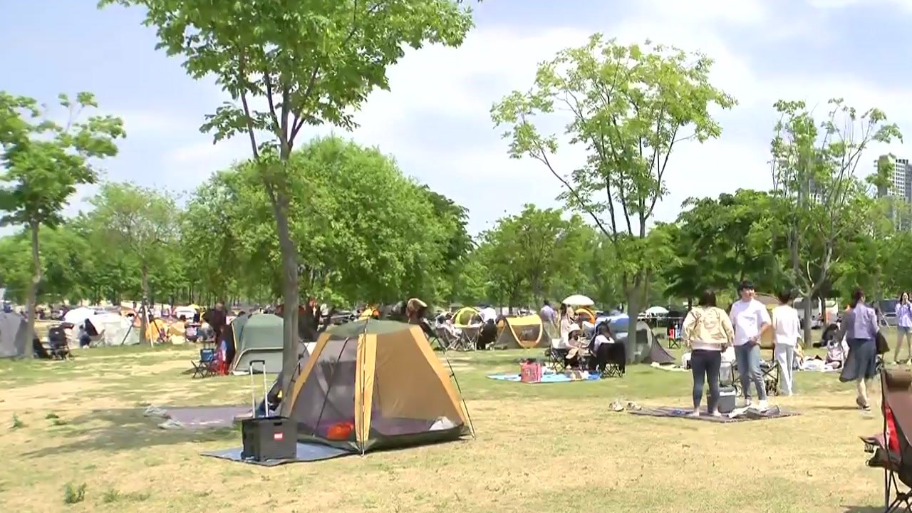 [날씨] 따뜻한 휴일, 내륙 '소나기'...내일 전국 맑고 더워 / YTN