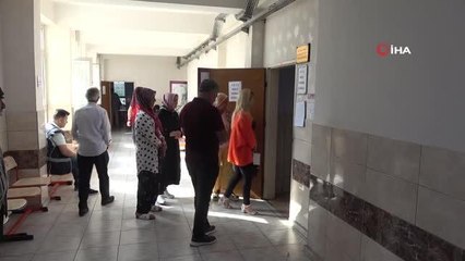 Deprem bölgesi Osmaniye'de oy kullanma işlemi başladı