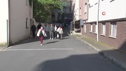 Koltuk değnekleri ile oy kullanmaya geldiler