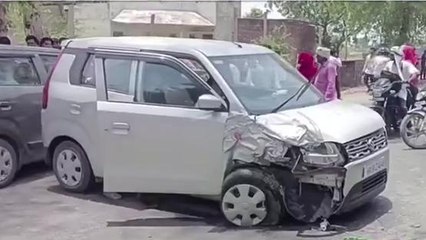 मथुरा: भीषण सड़क हादसे से 4 लोग गंभीर रूप से घायल, देखें वीडियो