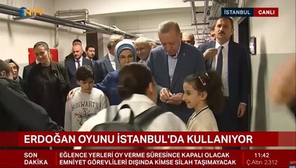 Erdoğan oy kullandığı okulda çocuklara dağıttı