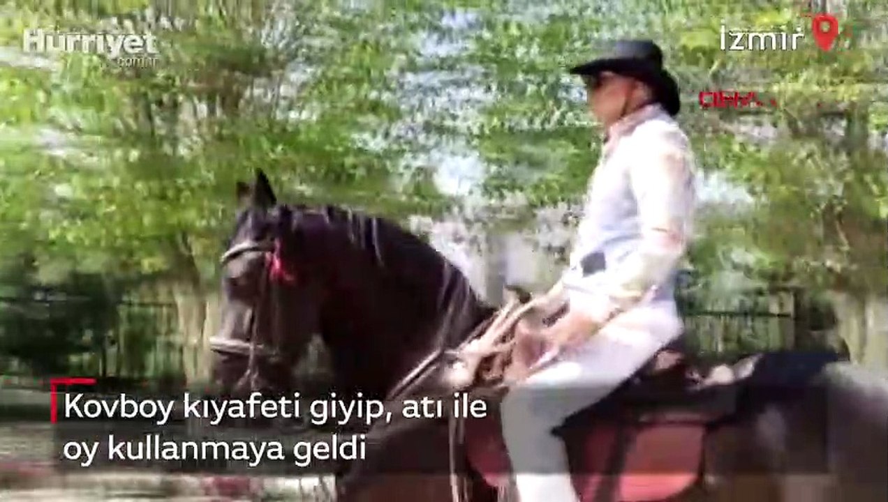 Kovboy kıyafeti giyip, atı ile oy kullanmaya geldi