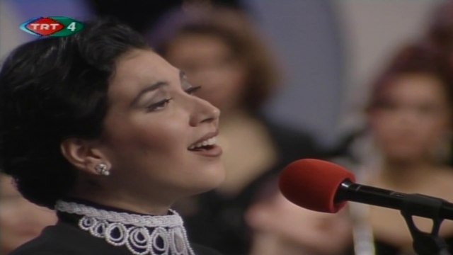 Lale Mumcu / Yaşamak yalan belki yalan delice sevmek