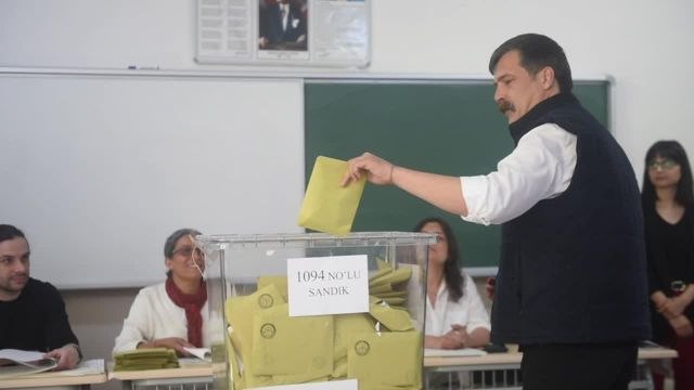 TİP Genel Başkanı Erkan Baş oyunu Kadıköy'de kullandı