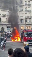 Un coche arde en pleno centro de Barcelona con una familia dentro / Alex Tarragó
