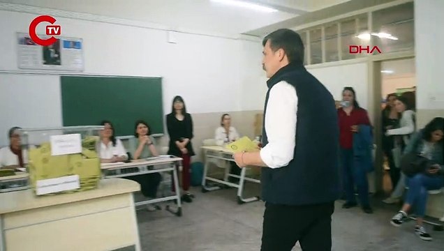 TİP Genel Başkanı Erkan Baş oyunu Kadıköy'de kullandı