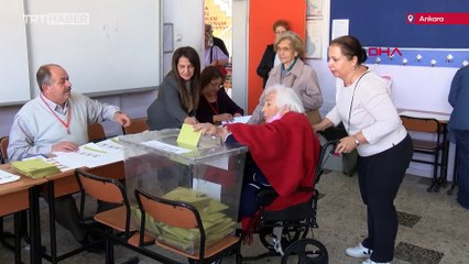Oy vermeye bastonları ve tekerlekli sandalyelerle gittiler