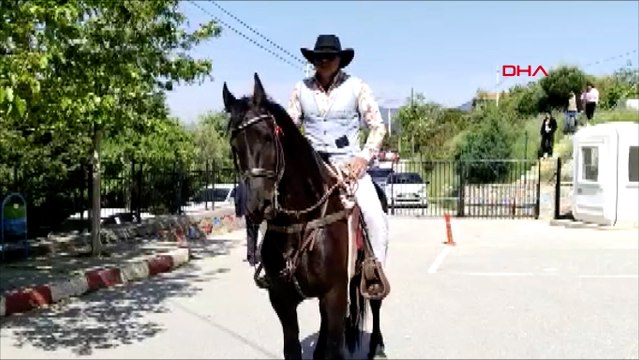 Kovboy kıyafeti giyip, atı ile oy kullanmaya geldi