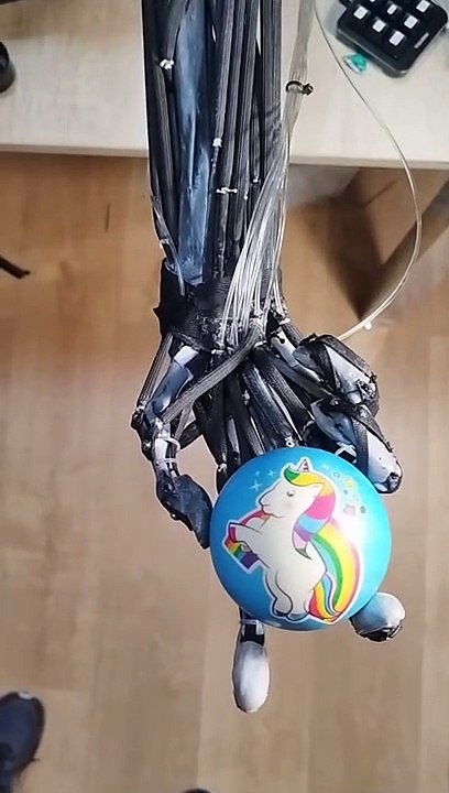 Ligament-based clone hand V19 manipulating a ball