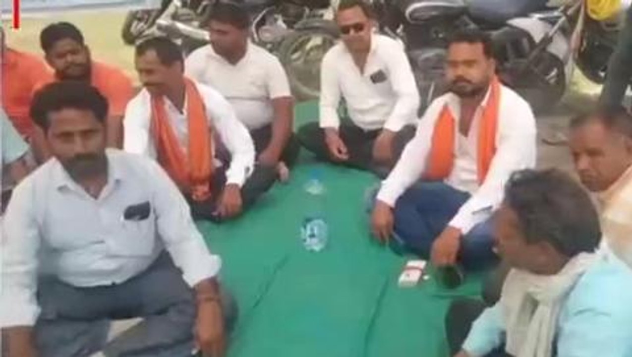 सिंगरौली: शासकीय उचित मूल्य दुकान के सेल्समैन बैठे धरने पर- देखिए क्या माँग