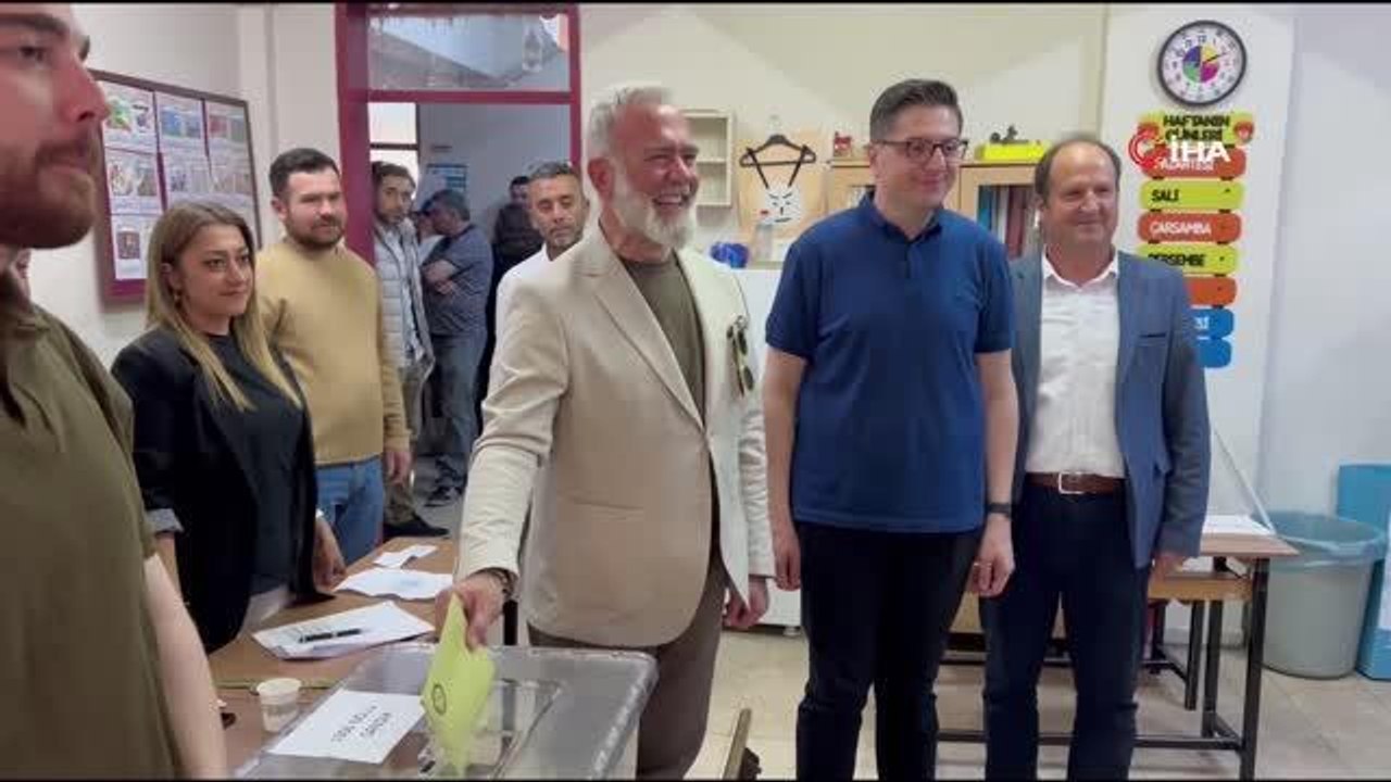 Siyasete yeniden dönen ünlü oyuncu Bahadır Yenişehirlioğlu Manisa'da oy kullandı