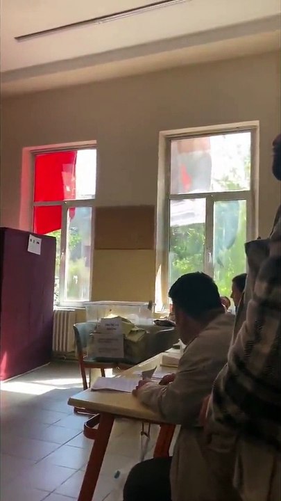Kabine giren vatandaş mührü vurdu, çıkan ses olay oldu