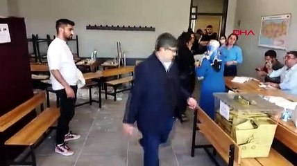 Oy kullanımı sırasında tavandan sıva parçaları düştü: İki yaralı