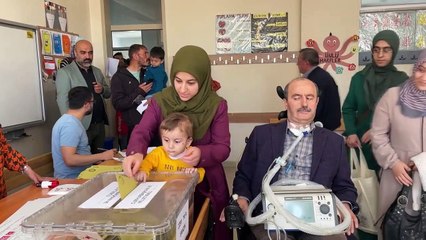 Solunum cihazıyla oy kullanmaya geldi