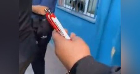 İzmir Ahmet Ragıp İlkokulu'nda AKP logolu kalem dağıtıldı