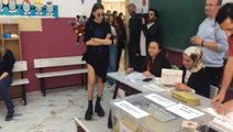 Oy kullanan Serenay Sarıkaya, 106 bin TL'lik kombiniyle dikkat çekti