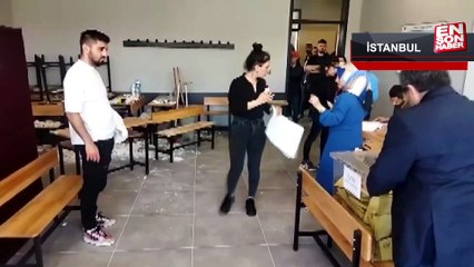 Ümraniye’de oy kullanımı sırasında tavandan sıva parçaları düştü