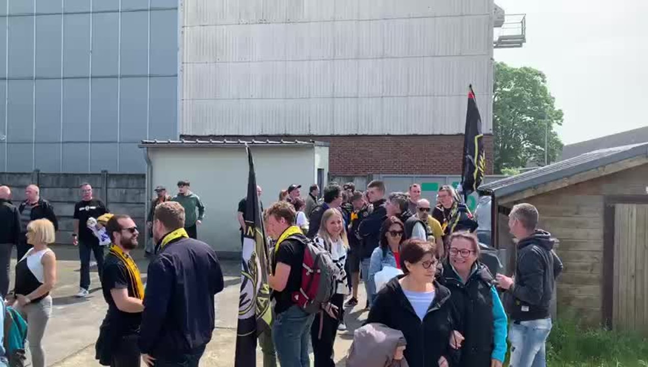 Les supporters de Namur arrivent au stade après leur match depuis l'ancien stade Soulier