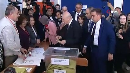 Bahçeli'nin arkasından kalp işareti yaptı