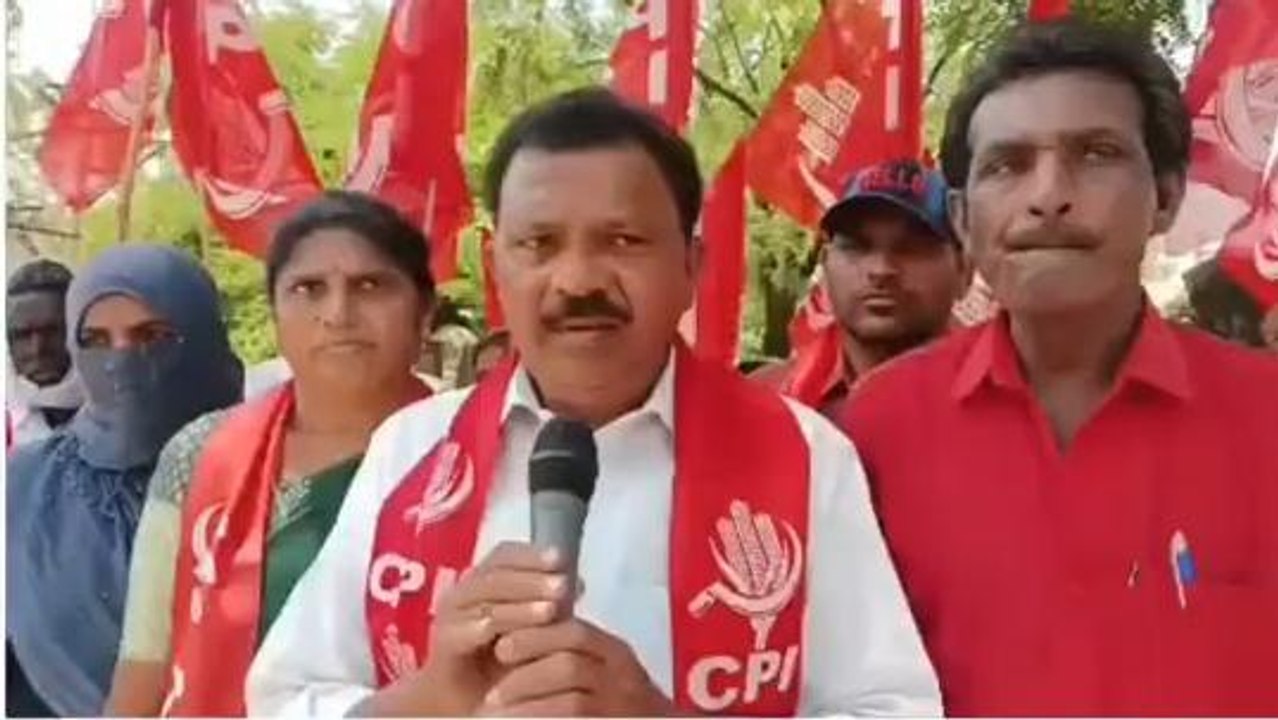 ఆదిలాబాద్: కేసిఆర్, మోడీ ఒకే కోవకు చెందినవారు