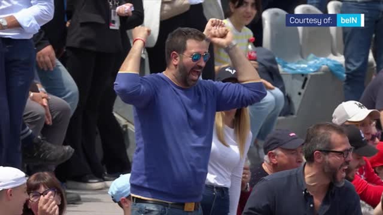 Rune's embarrassing miss delights Rome crowd
