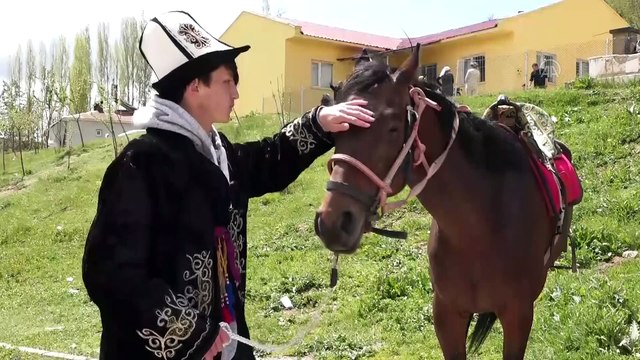 Van'daki Kırgız Türkleri yöresel kıyafetleriyle oylarını kullandı