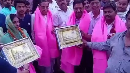 हाथरस: नवनिर्वाचित नगर पंचायत अध्यक्ष हेमलता अग्रवाल का समर्थकों ने किया स्वागत सम्मान