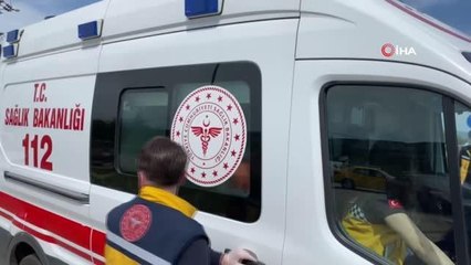 Seyir halindeki 3 araç kavşakta kazaya karıştı: İlk müdahaleyi yoldan geçen ambulanstaki ekip yaptı