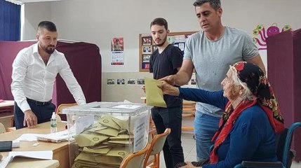 80 yaşındaki kadın, oy kullanmaya tekerlekli sandalyeyle geldi