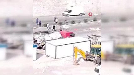 Hatay'da kamyon araçların arasında daldı: Ölü ve yaralılar var