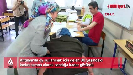Yardım isteyen 90 yaşındaki kadını sırtında oy kullanmaya götürdü