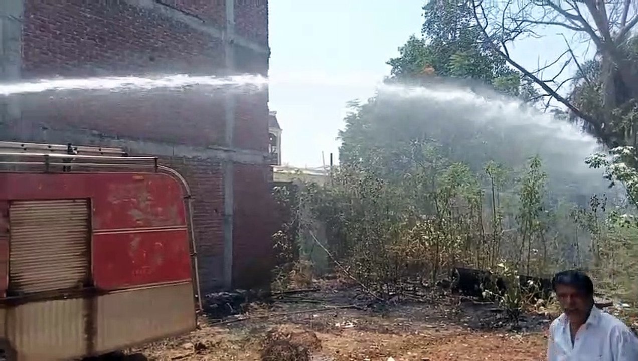 हाट रोड पर आग लगने की सूचना पर आधे घंटे बाद पहुंच सकी फायर ब्रिगेड