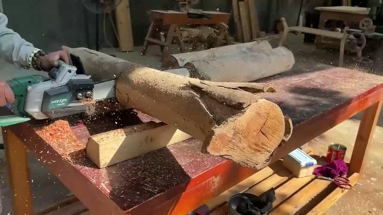 take advantage of unused pieces of wood to make a table that can beautify the living room