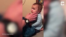 Ce bébé croque dans un Dorito un peu trop épicé... Réaction hilarante