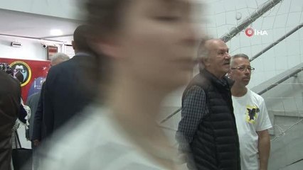 AK Partili Saygılı annesinin elini öpüp oyunu kullandı