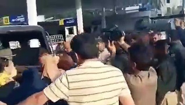 Tehreek insaaf ke ijtajaj main shamil khawateen ko arest kiya ja raha hai | Public News | Breaking News | Pakistan Breaking News