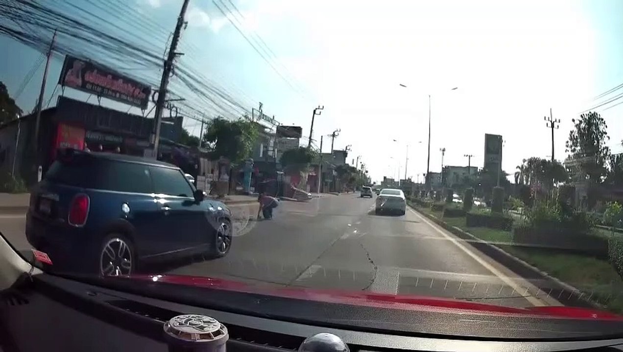 Rescuing a Crossing Kitten