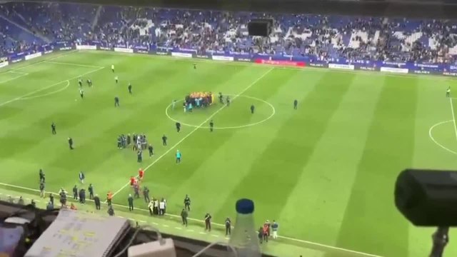 Una vergüenza mundial: los jugadores del Barça a la carrera perseguidos por ultras del Espanyol