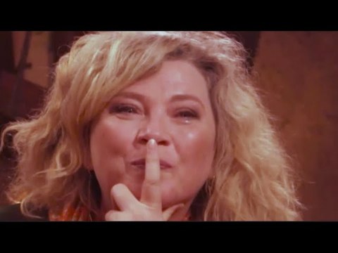 Cécile Bois émue aux larmes après avoir découvert le message émouvant de sa meilleure amie