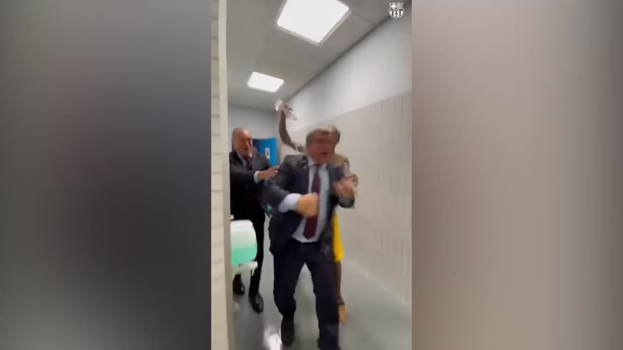 Laporta, pasando por la derecha en euforia a todos los jugadores en el vestuario: vídeo para el recuerdo