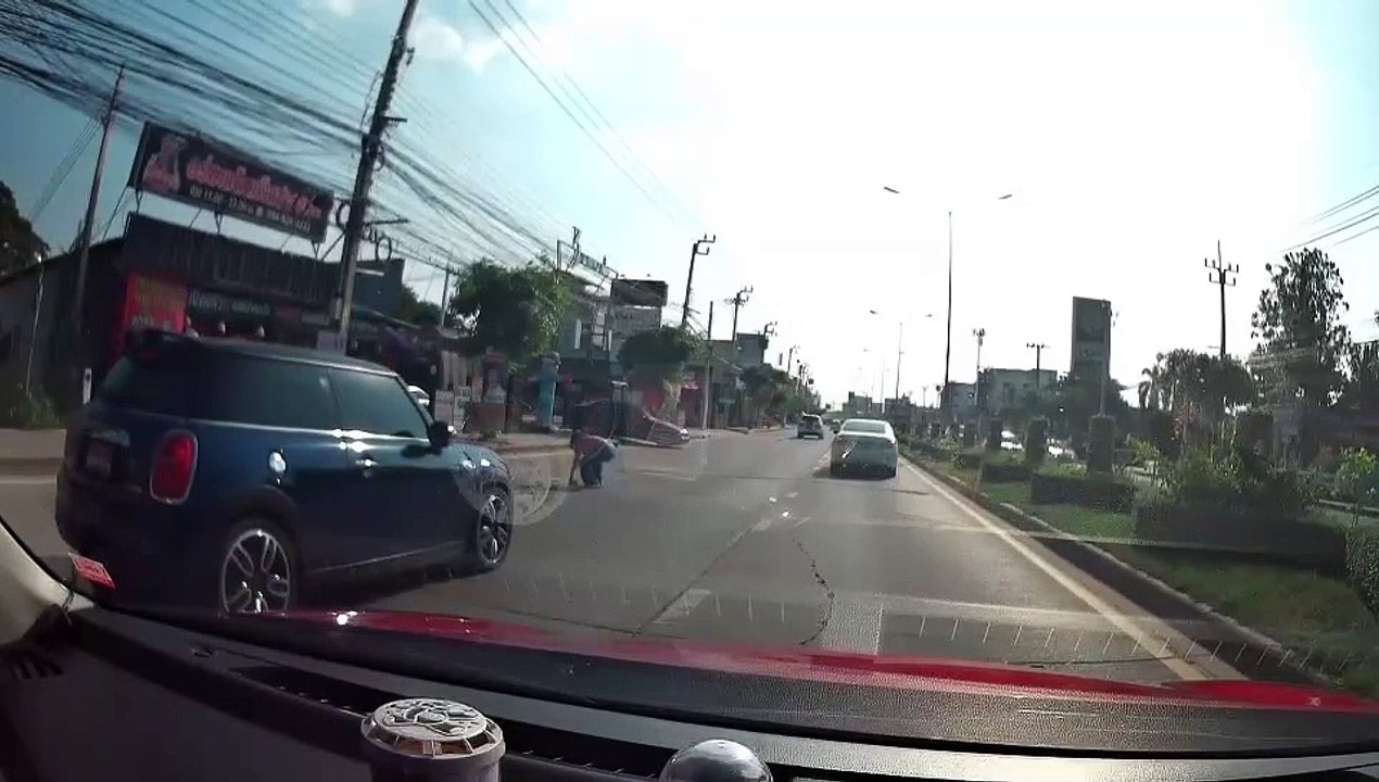 Rescuing a Crossing Kitten