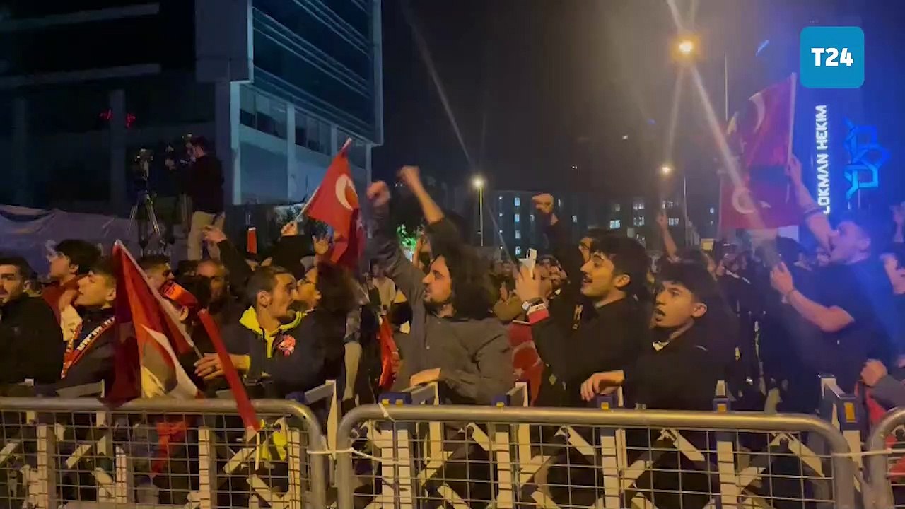 CHP’li Erkek, CHP önünde bekleyen kalabalığa seslendi: İyi ki varsınız, sakince bekliyoruz, hiçbir sorun yok