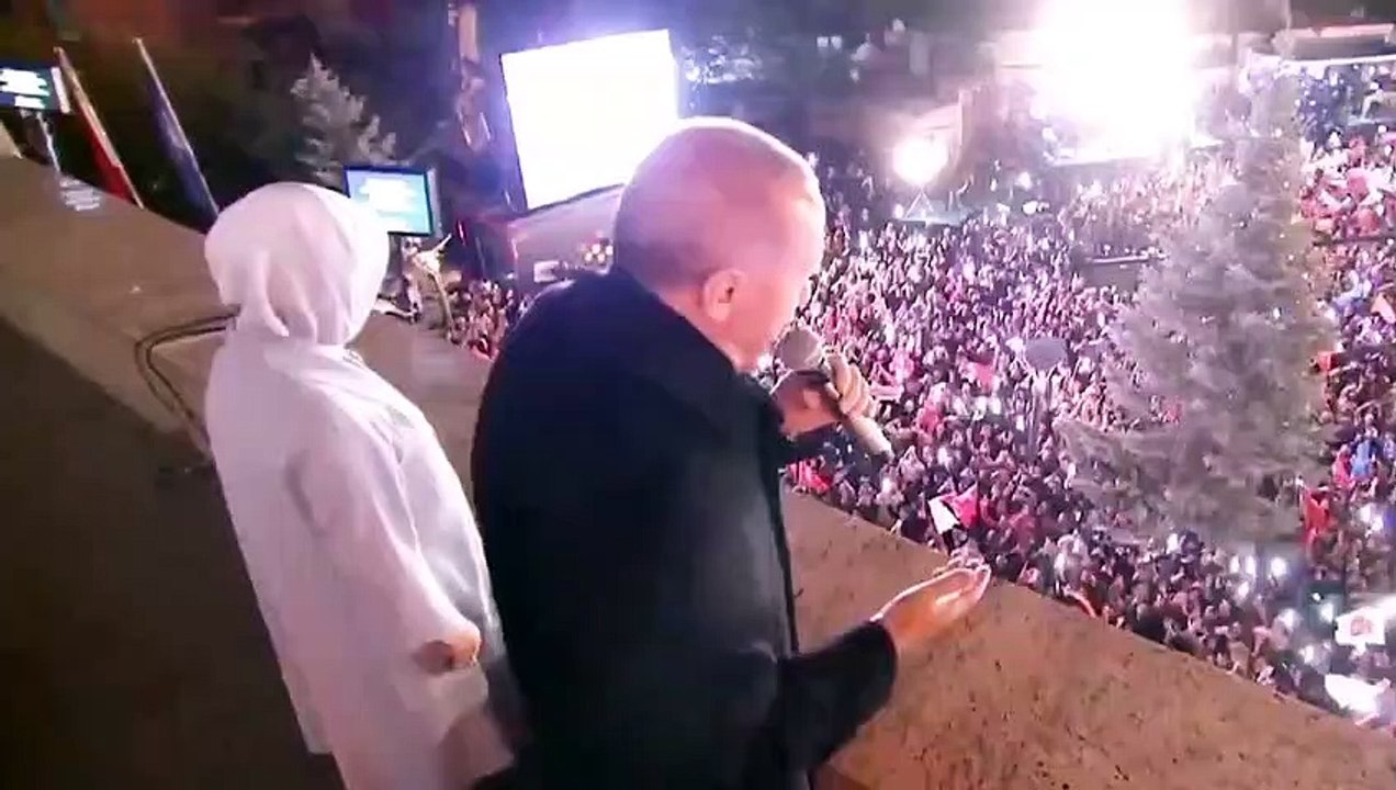 Balkon konuşması yapan Erdoğan "Duyanlara Duymayanlara" şarkısını söyledi
