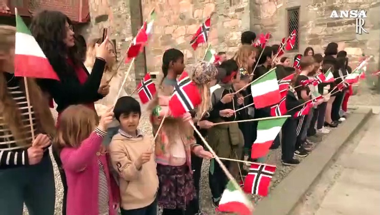 Mattarella a Trondheim, la visita al ponte della citta' vecchia