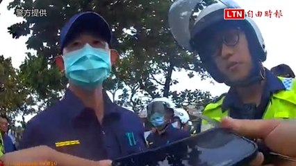 旗津宮廟遶境佔路放炮惹民怨 高市警告發83件交通違規(警方提供)