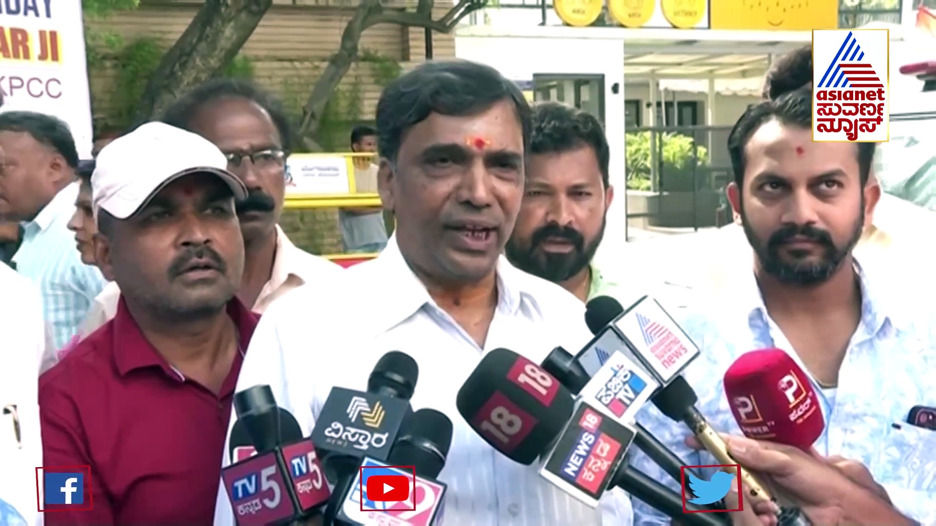 ಡಿಕೆಶಿ ಸಿಎಂ ಆಗಲೆಂದು ಹರಕೆ: ತಿರುಪತಿಯಿಂದ ಲಾಡು ತಂದ ಅಭಿಮಾನಿ !