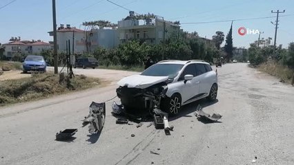 Rus turistlerin içerisinde bulunduğu otomobil kamyonetle çarpıştı: 2 yaralı